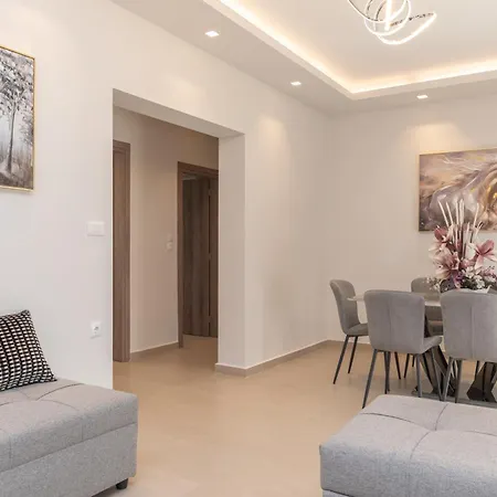 Kapxhiu Oceanis Residences דירה