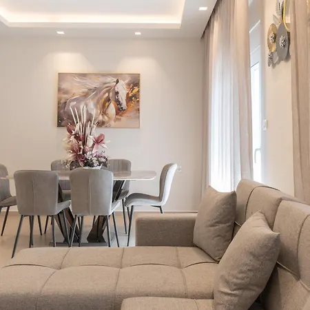 Kapxhiu Oceanis Residences דירה *